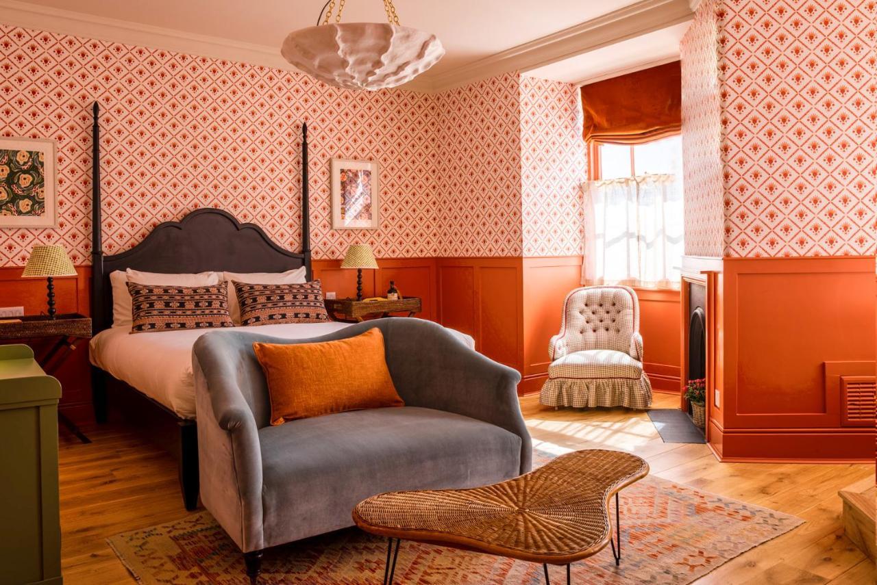 Отель The Mitre, Hampton Court Кингстон на Темзе Экстерьер фото A bedroom at The Mitre