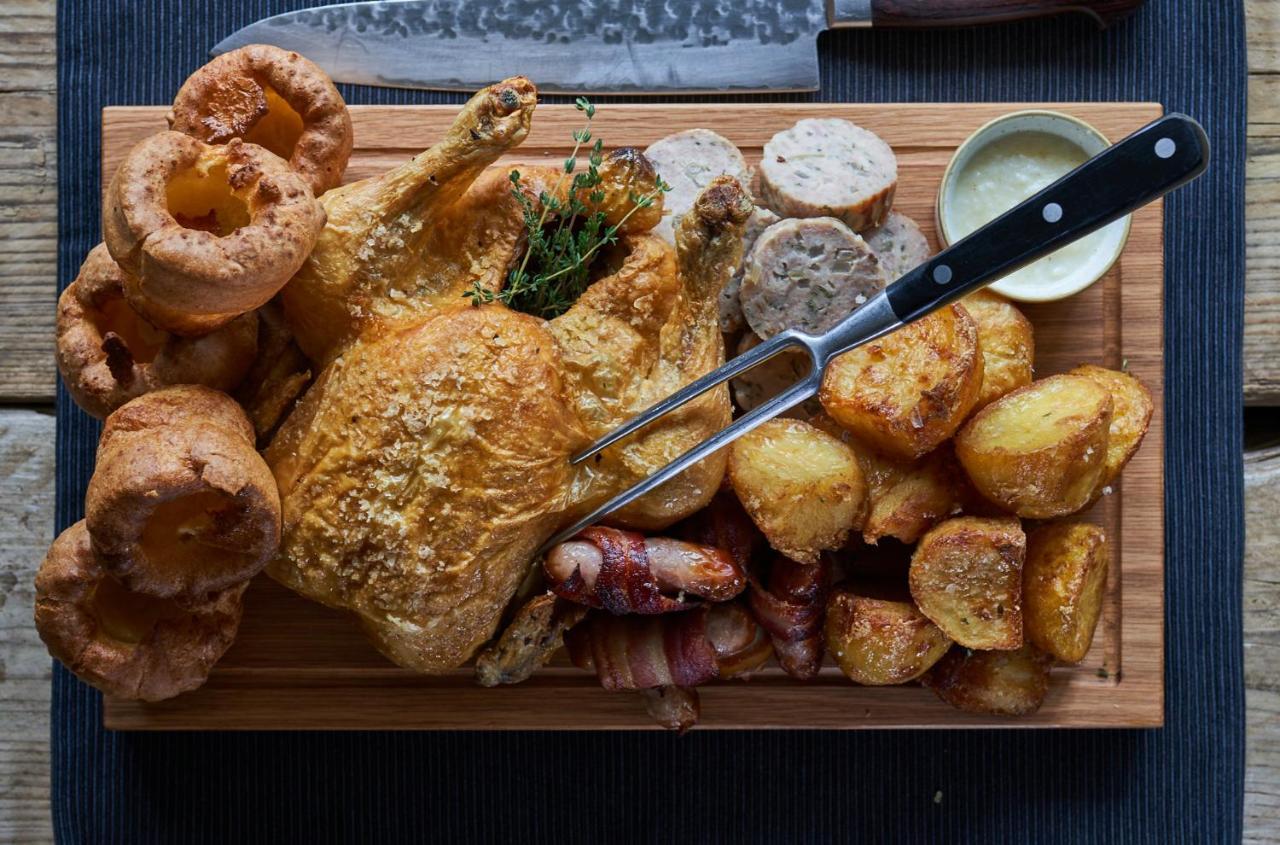 Отель The Mitre, Hampton Court Кингстон на Темзе Экстерьер фото Sunday roast