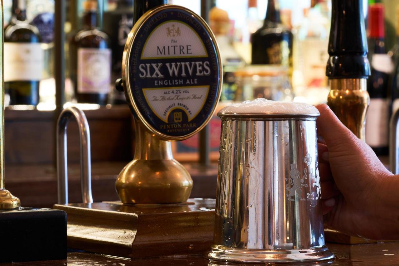 Отель The Mitre, Hampton Court Кингстон на Темзе Экстерьер фото Mitre Six Wives
