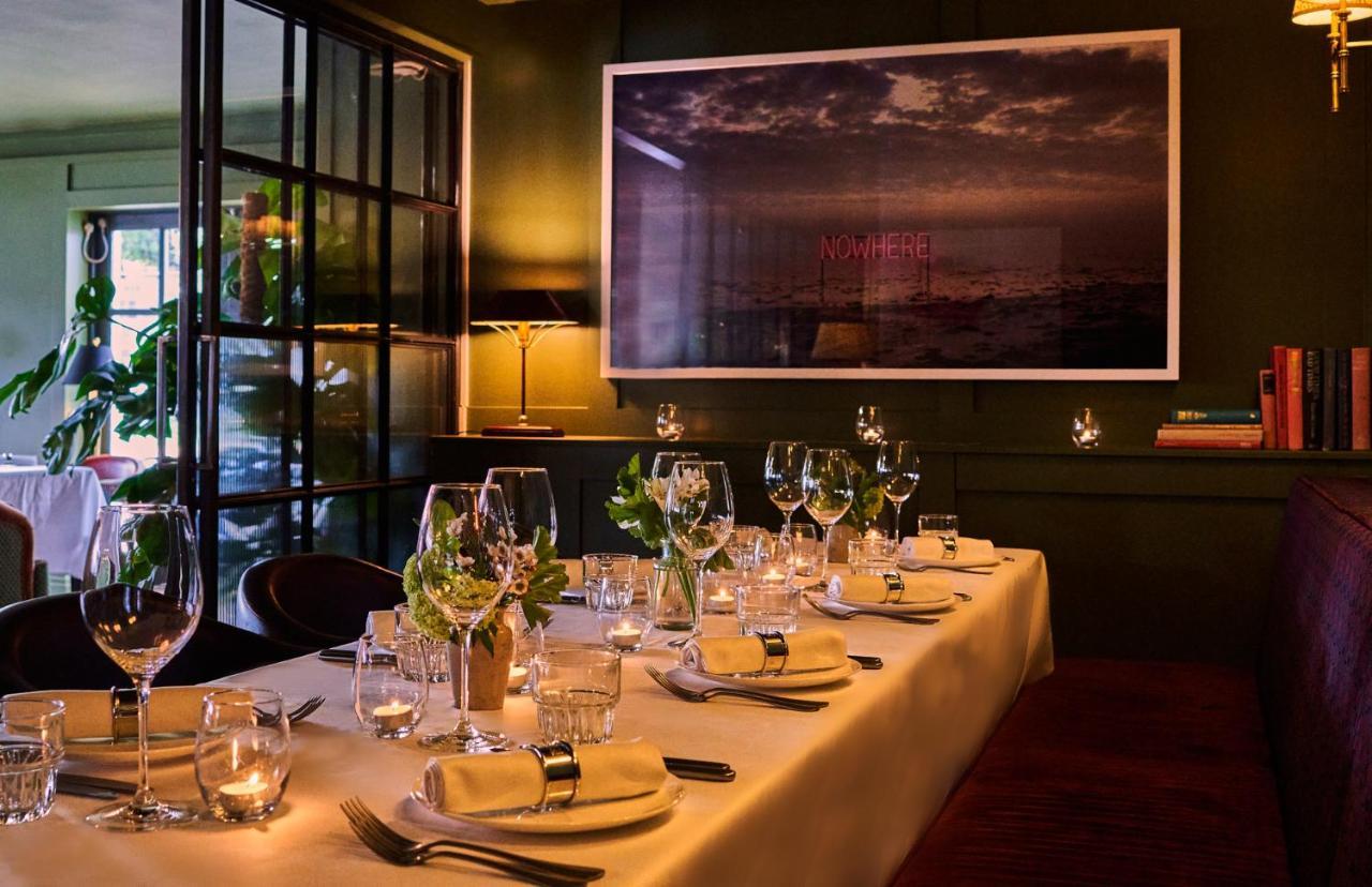 Отель The Mitre, Hampton Court Кингстон на Темзе Экстерьер фото The interior of the restaurant