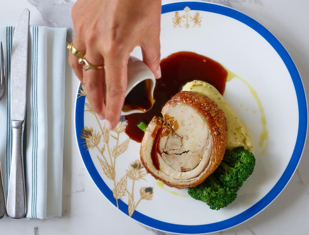 Отель The Mitre, Hampton Court Кингстон на Темзе Экстерьер фото A pork tenderloin being served