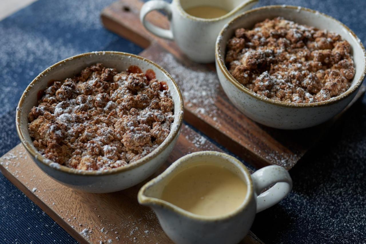 Отель The Mitre, Hampton Court Кингстон на Темзе Экстерьер фото Apple and plum crumble