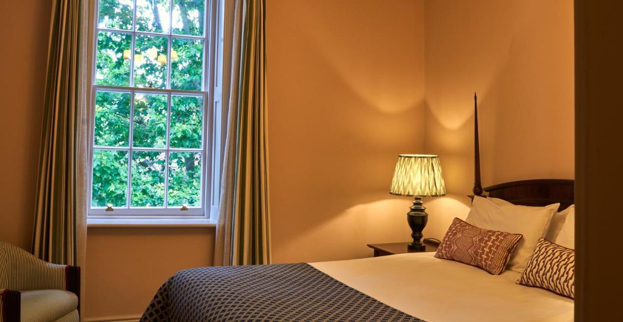 Отель The Mitre, Hampton Court Кингстон на Темзе Экстерьер фото A bedroom at the hotel