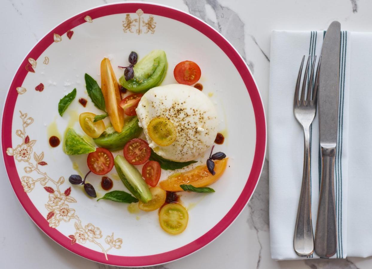 Отель The Mitre, Hampton Court Кингстон на Темзе Экстерьер фото Buratta