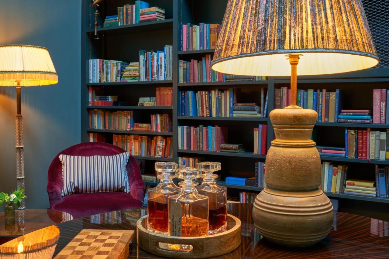 Отель The Mitre, Hampton Court Кингстон на Темзе Экстерьер фото Library at the Hotel