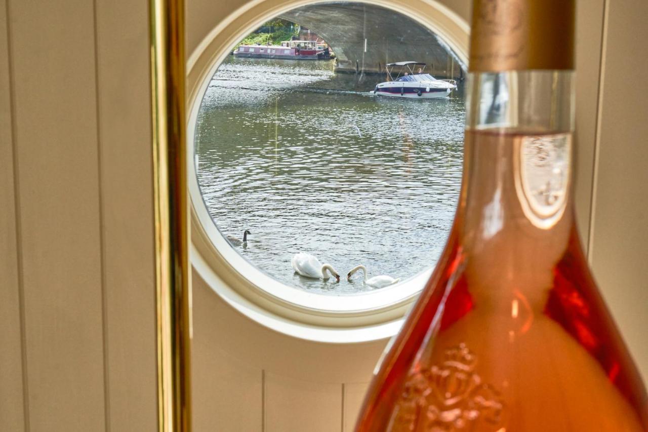 Отель The Mitre, Hampton Court Кингстон на Темзе Экстерьер фото A view of the River Thames from the window of a bedroom at The Swan