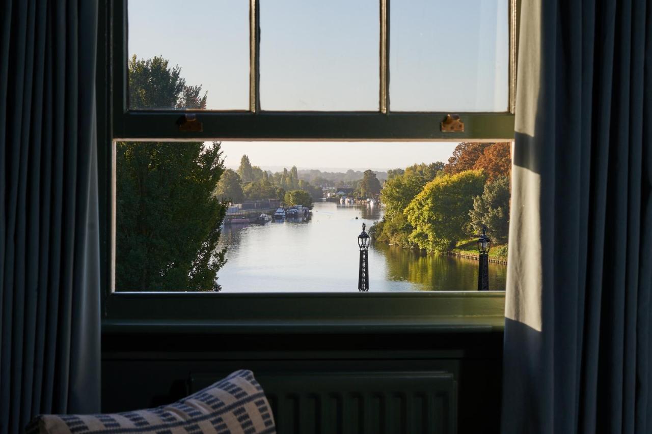 Отель The Mitre, Hampton Court Кингстон на Темзе Экстерьер фото View of the River Thames from the window of a room at the hotel