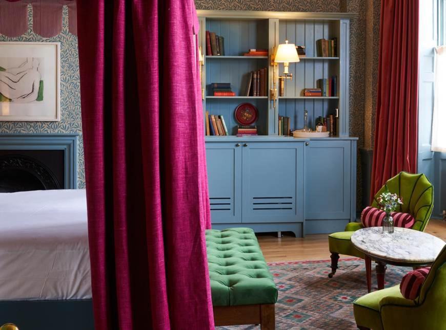 Отель The Mitre, Hampton Court Кингстон на Темзе Экстерьер фото A room at the Hotel
