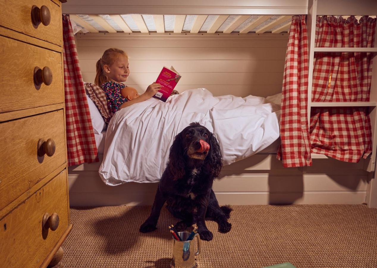Отель The Mitre, Hampton Court Кингстон на Темзе Экстерьер фото A girl reading in bed