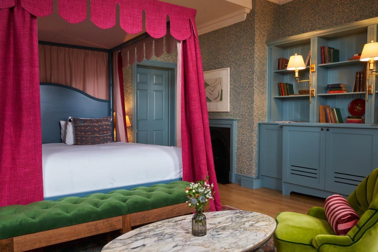 Отель The Mitre, Hampton Court Кингстон на Темзе Экстерьер фото A bedroom at The Mitre