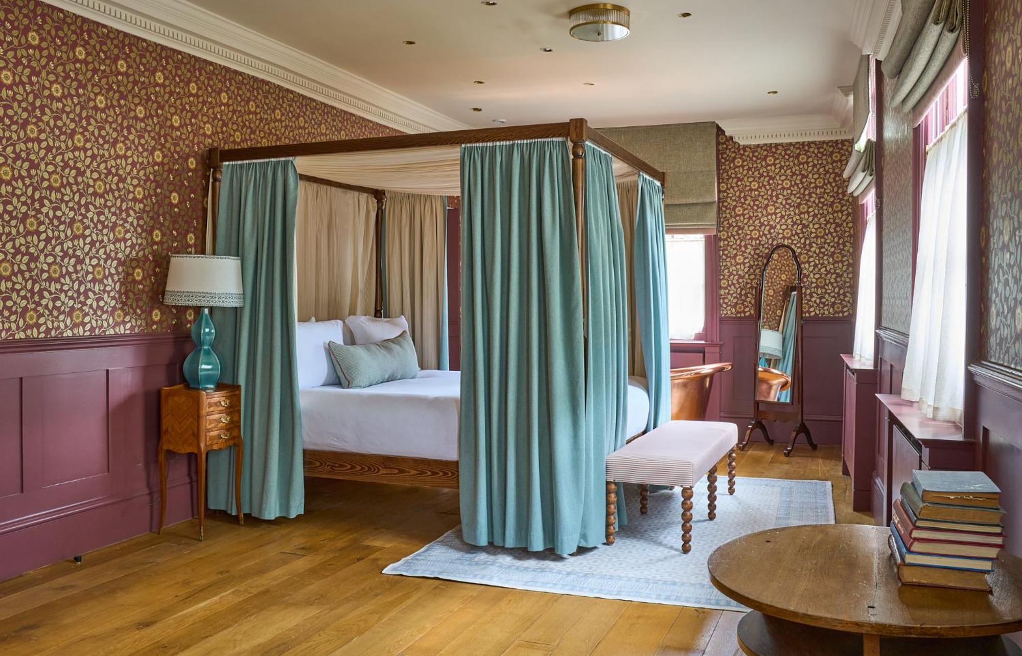 Отель The Mitre, Hampton Court Кингстон на Темзе Экстерьер фото A bedroom at the hotel
