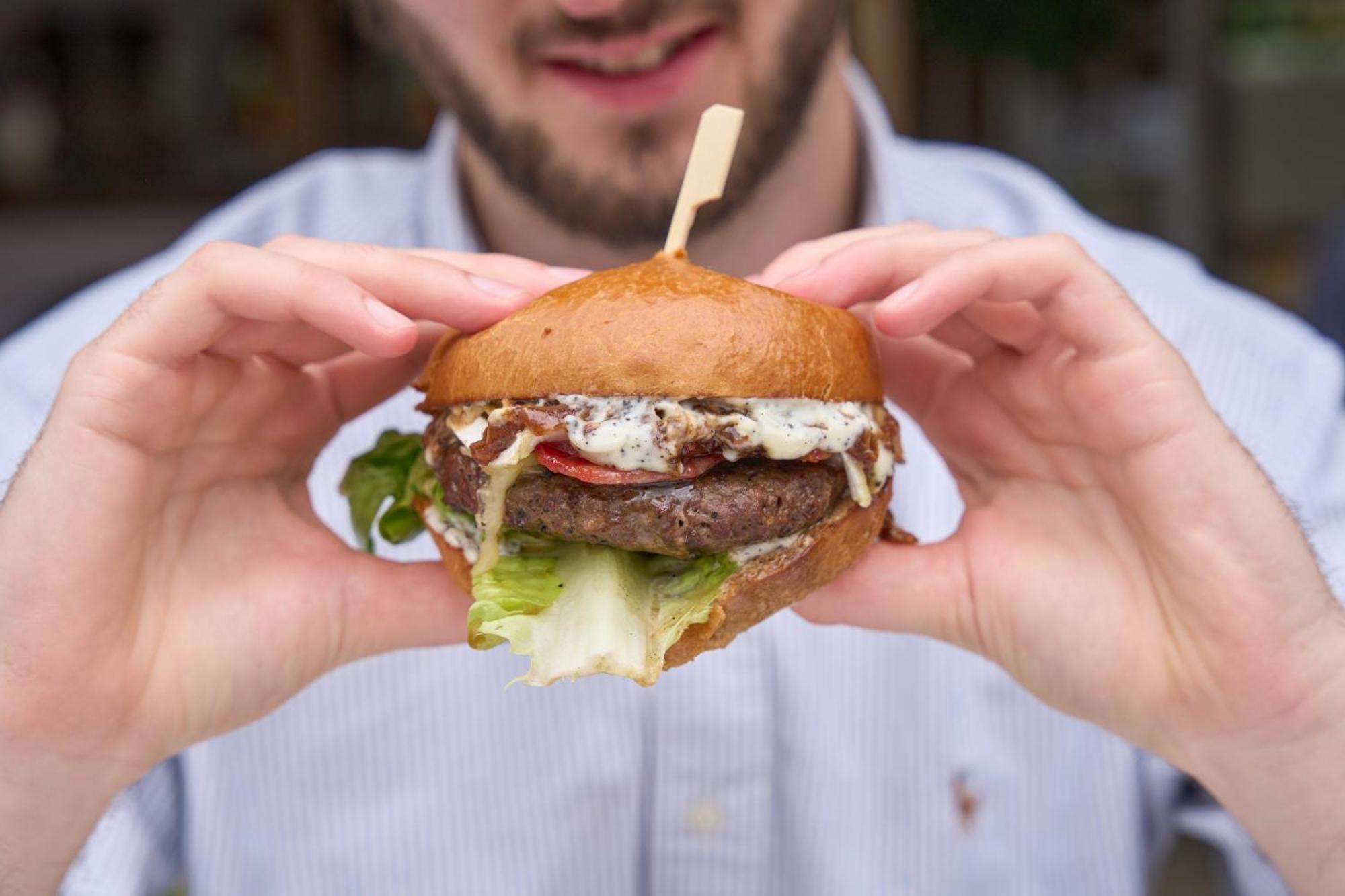 Отель The Mitre, Hampton Court Кингстон на Темзе Экстерьер фото A burger