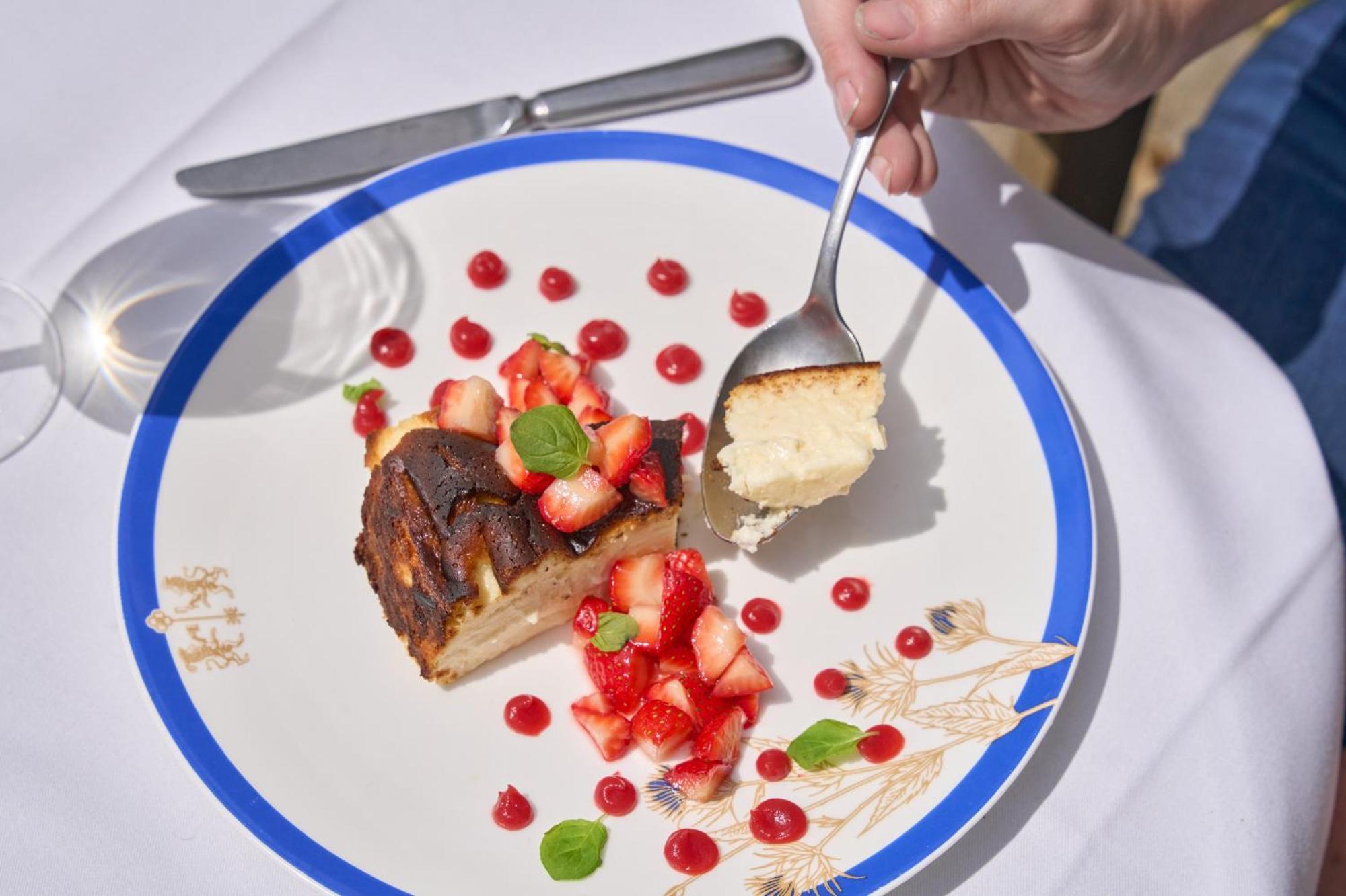 Отель The Mitre, Hampton Court Кингстон на Темзе Экстерьер фото A person eating a dessert with a spoon
