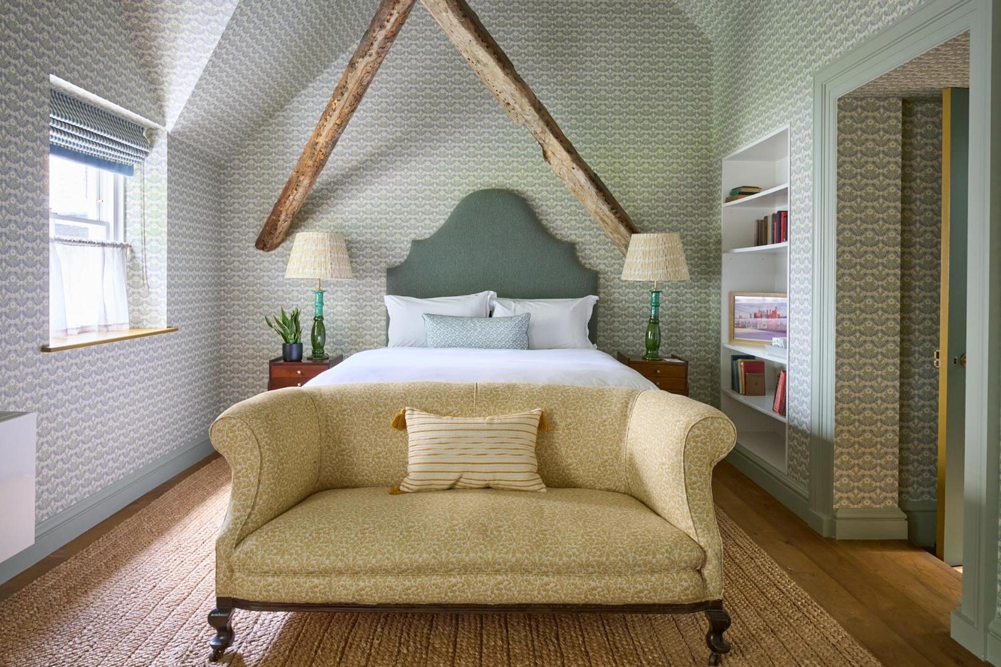Отель The Mitre, Hampton Court Кингстон на Темзе Экстерьер фото A bedroom at The Mitre