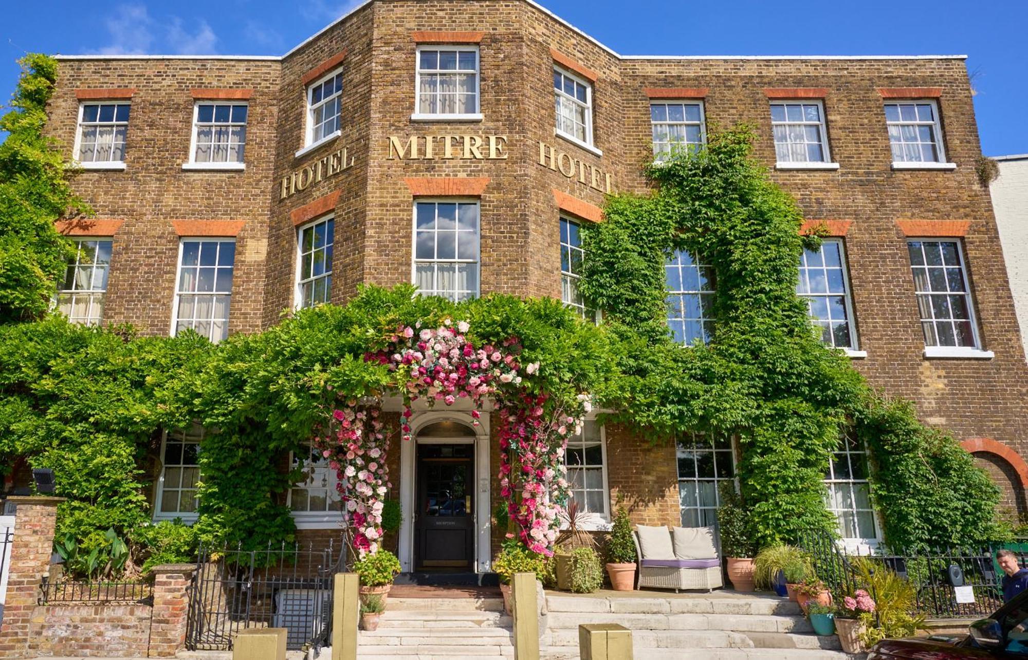 Отель The Mitre, Hampton Court Кингстон на Темзе Экстерьер фото The hotel in 2014