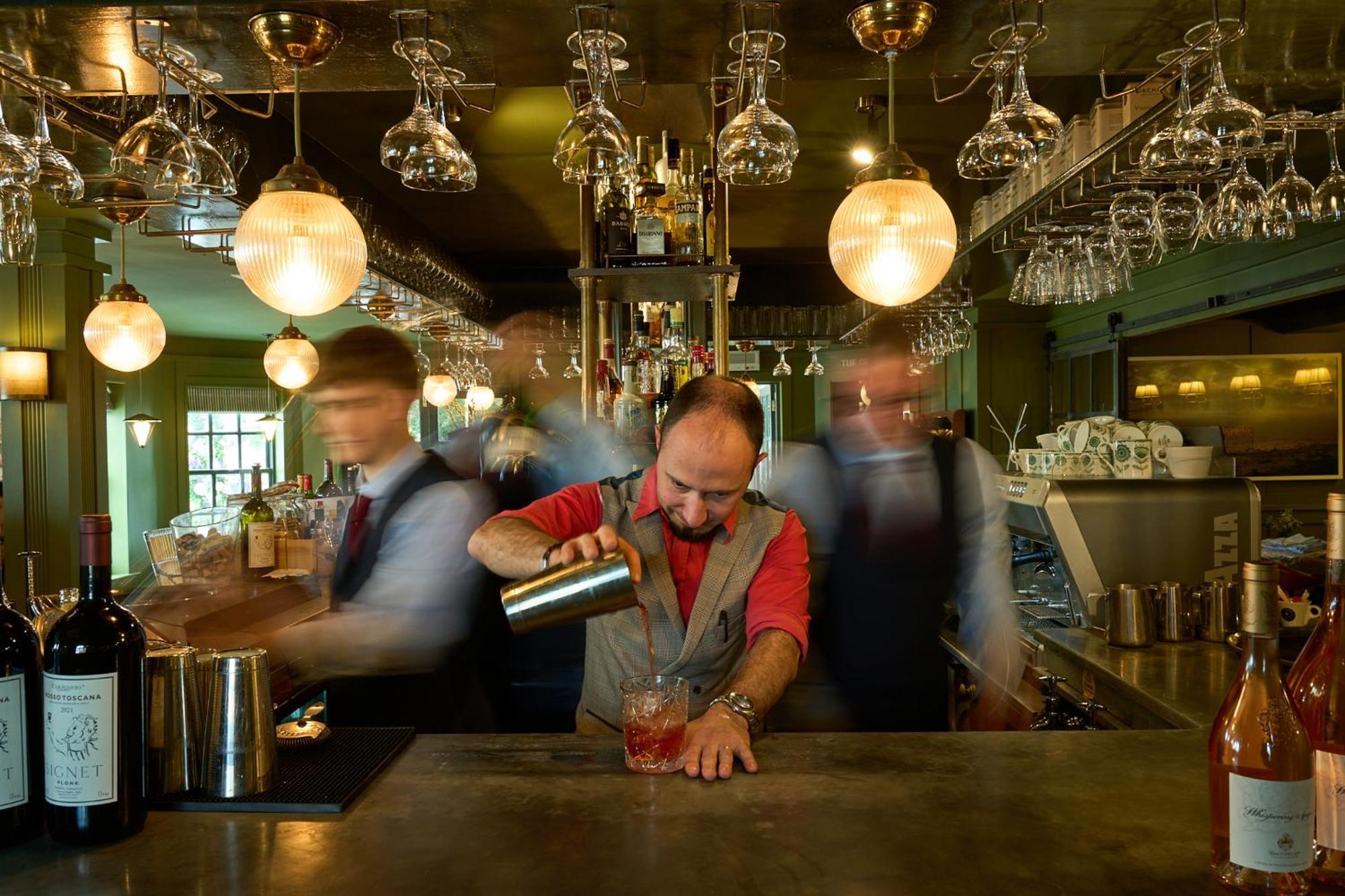 Отель The Mitre, Hampton Court Кингстон на Темзе Экстерьер фото A bartender at work