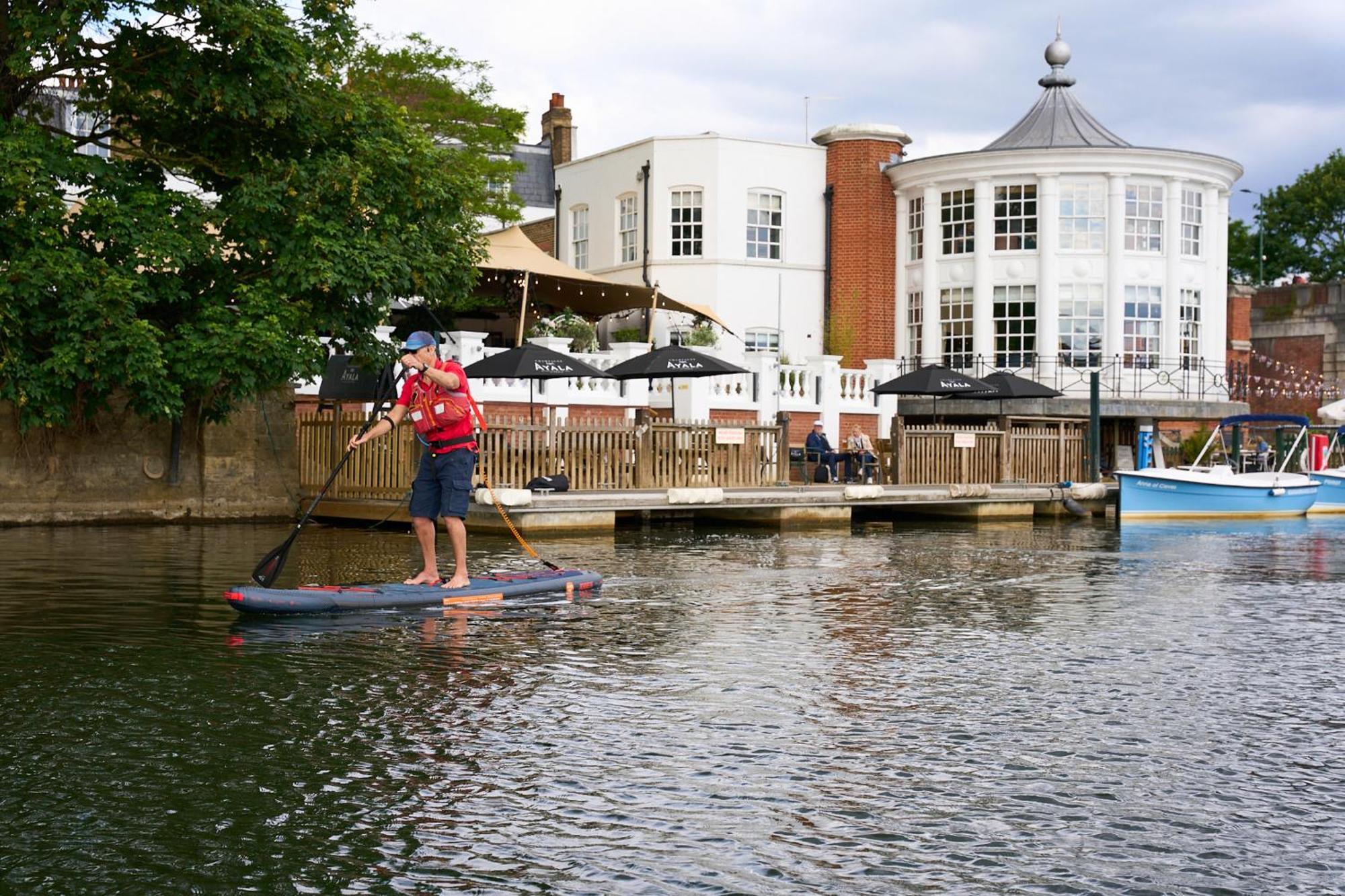 Отель The Mitre, Hampton Court Кингстон на Темзе Экстерьер фото Stand Up Paddle Boarding on the River Wey