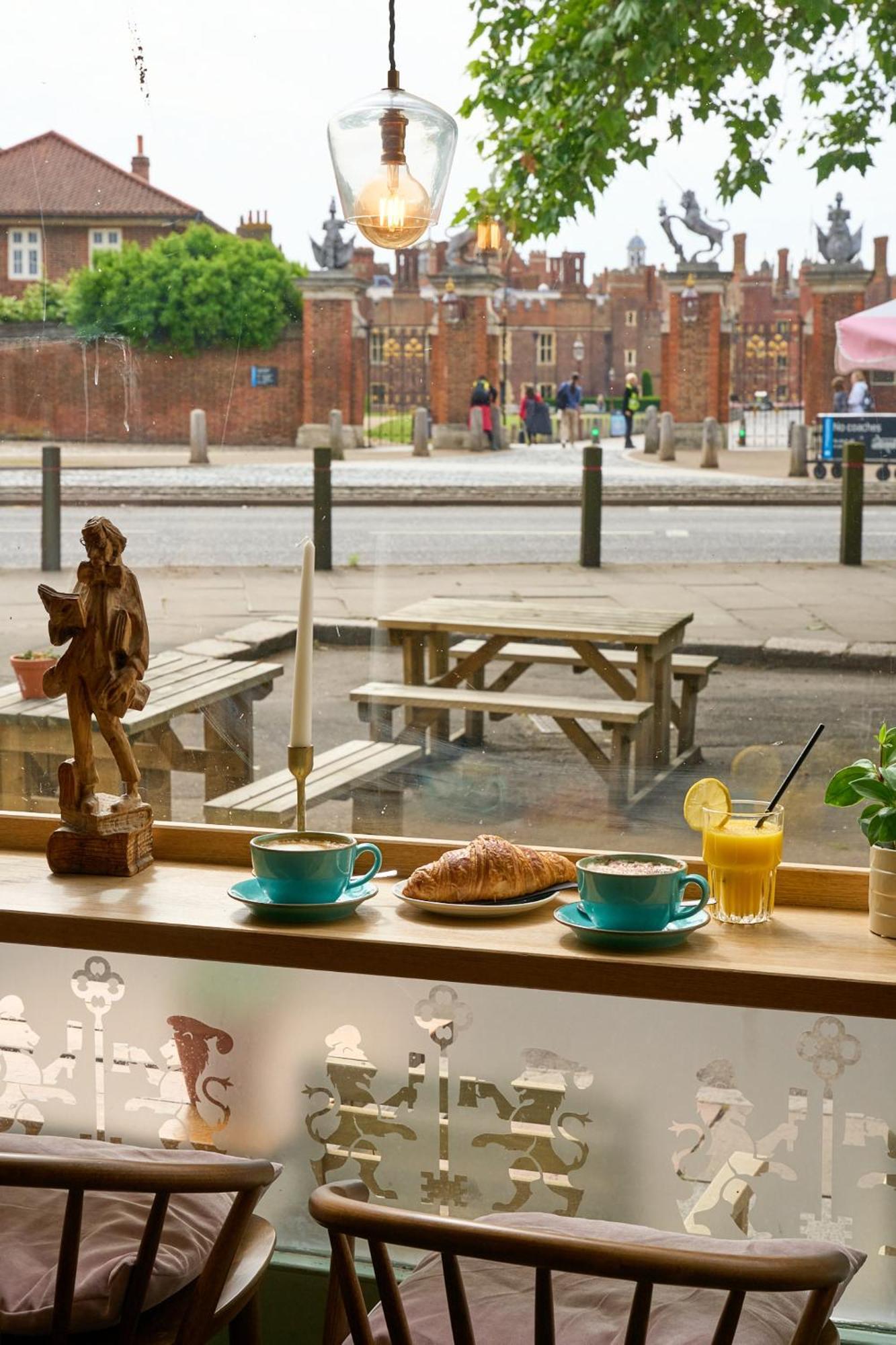 Отель The Mitre, Hampton Court Кингстон на Темзе Экстерьер фото The view from the window of the café