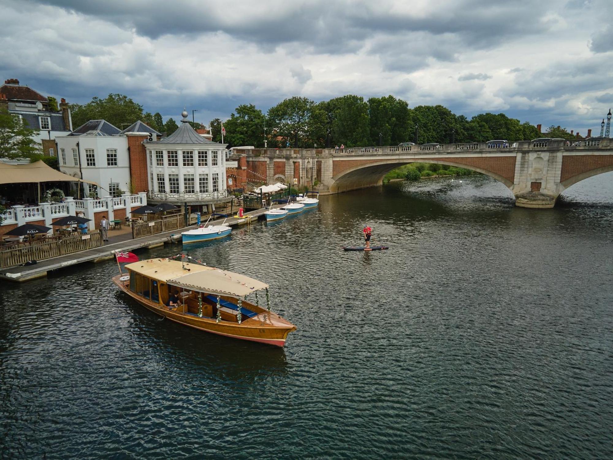 Отель The Mitre, Hampton Court Кингстон на Темзе Экстерьер фото The River Wey at Farnham