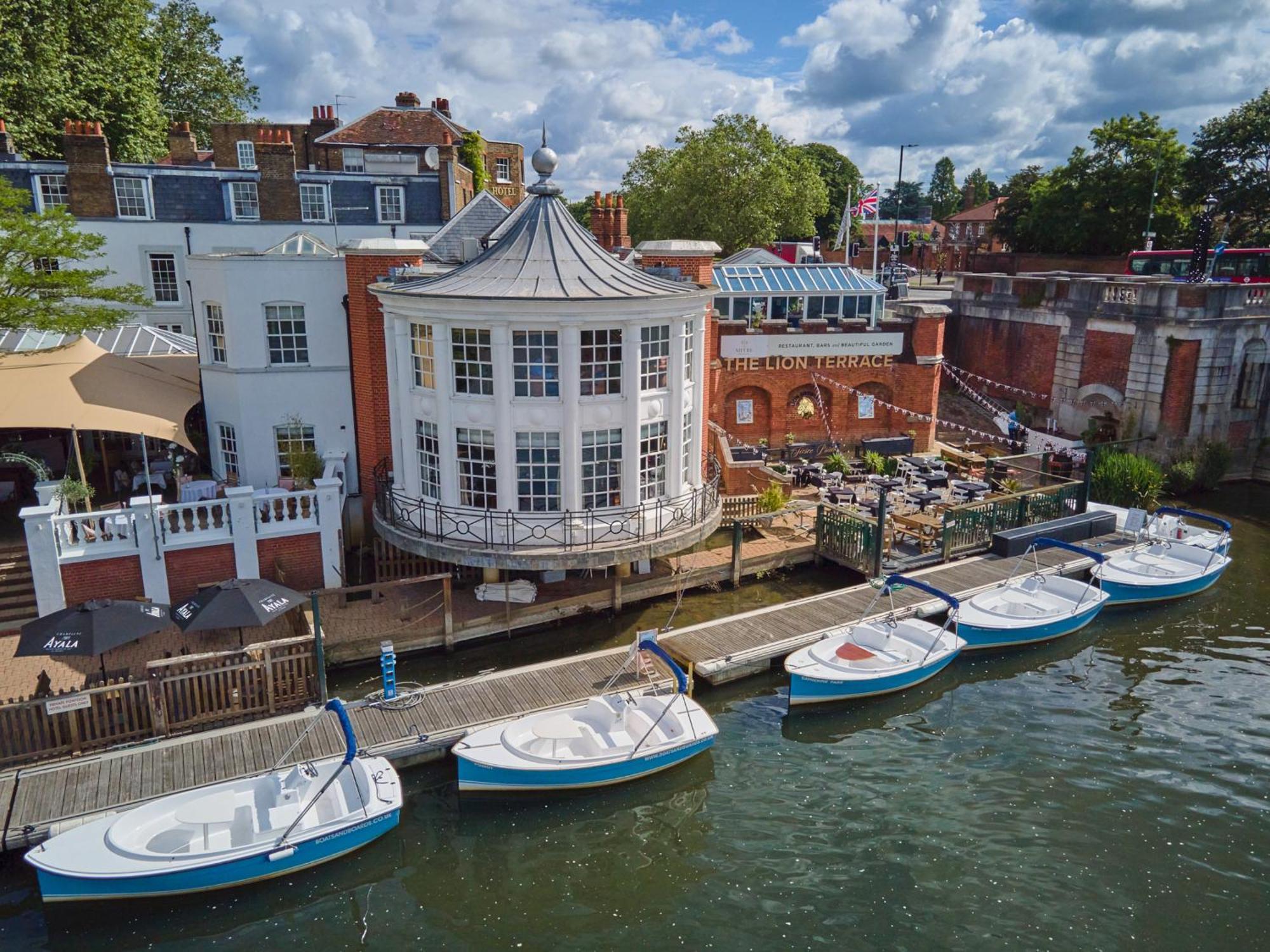 Отель The Mitre, Hampton Court Кингстон на Темзе Экстерьер фото The River Wey at the centre of Farnham