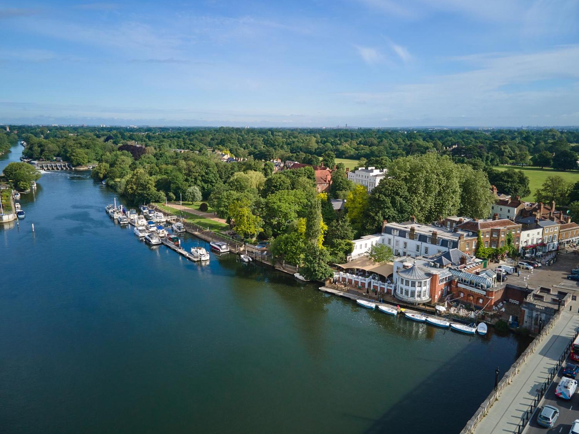 Отель The Mitre, Hampton Court Кингстон на Темзе Экстерьер фото The River Wey at Farnham