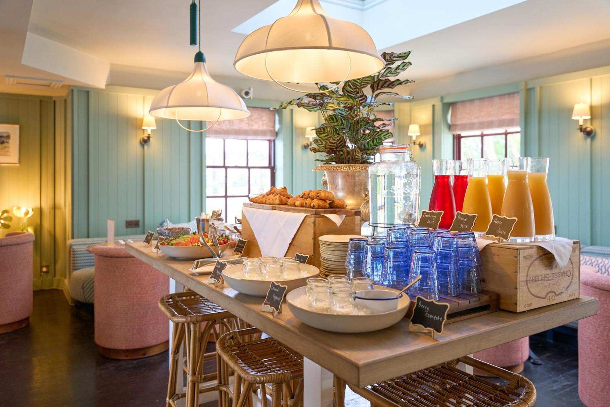 Отель The Mitre, Hampton Court Кингстон на Темзе Экстерьер фото The restaurant at The Ivy Temple Row