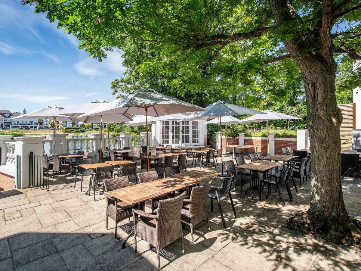 Отель The Mitre, Hampton Court Кингстон на Темзе Экстерьер фото The outdoor seating area at The Old Mill